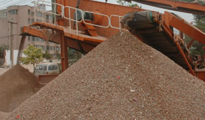 Mobile construction waste crushing production line